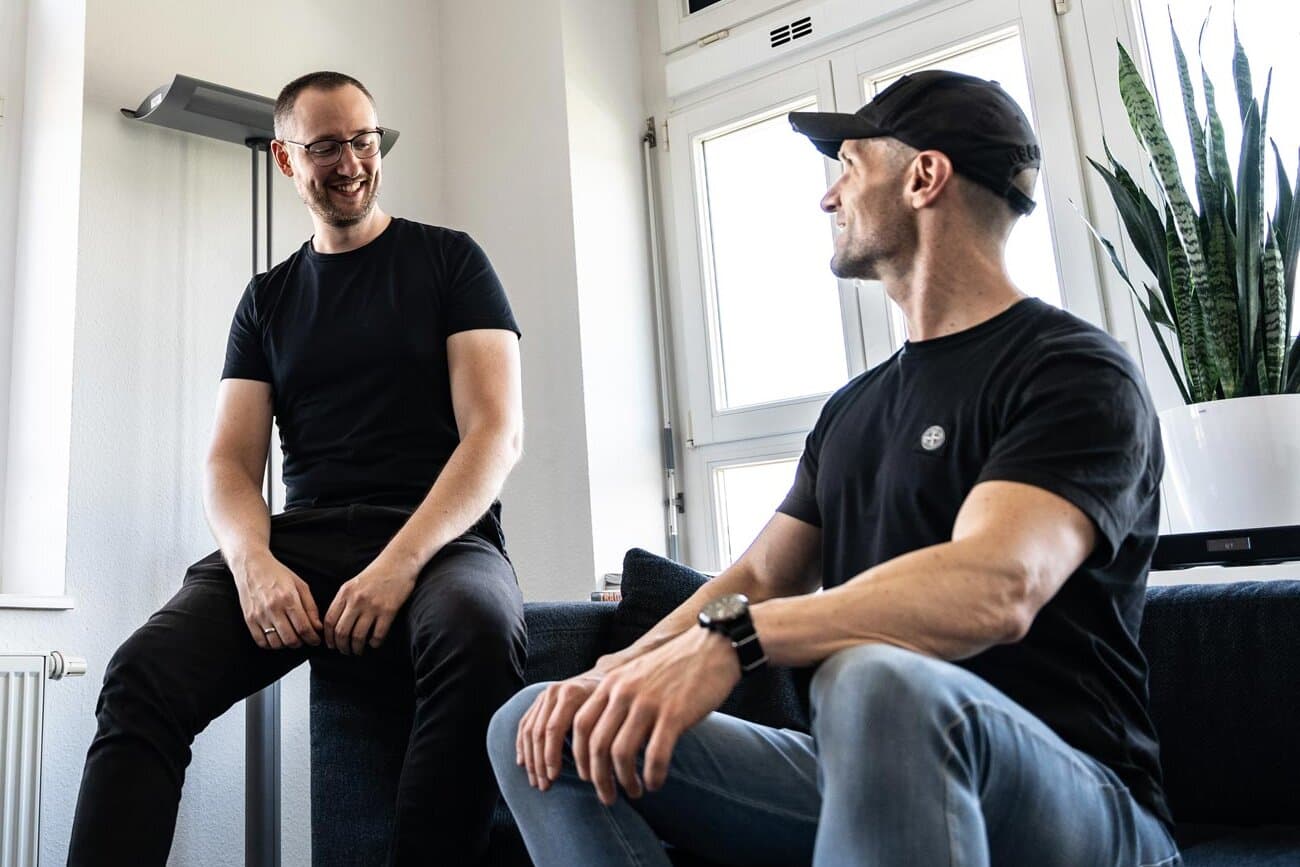 Marcel Rönnfeldt und Carsten Czech, Geschäftsführer der Flanke 7 GmbH, im Gespräch in der Agentur in Schorndorf